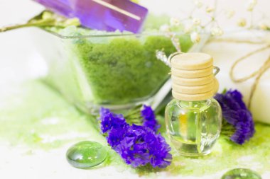 Spa konseptiyle yeşil banyo tuzu