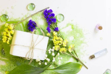 Spa konseptiyle yeşil banyo tuzu