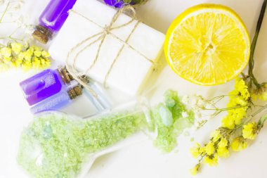 Spa konsept uçucu yağ ve limon ile