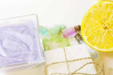 Spa konsept uçucu yağ ve limon ile