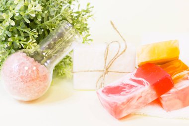 Spa konseptiyle yeşil banyo tuzu