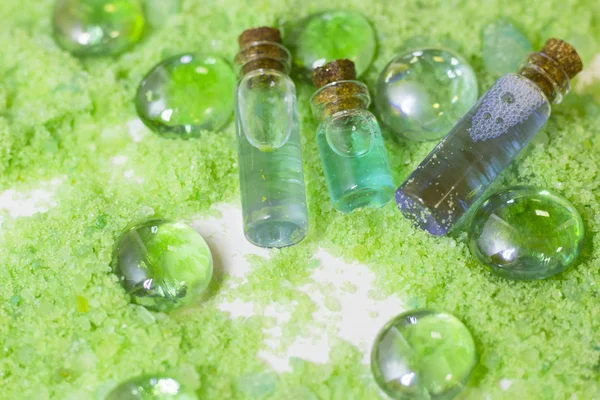 Concepto de spa con sal de baño verde — Foto de Stock