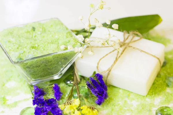 Concetto Spa con sale da bagno verde — Foto Stock