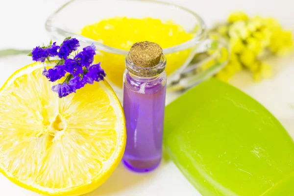 Spa konsept uçucu yağ ve limon ile
