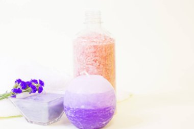 Spa konseptiyle yeşil banyo tuzu