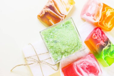 Spa konseptiyle yeşil banyo tuzu