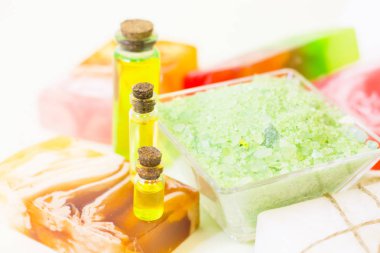 Spa konseptiyle yeşil banyo tuzu