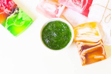 Spa konseptiyle yeşil banyo tuzu