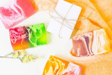 Spa konseptiyle yeşil banyo tuzu