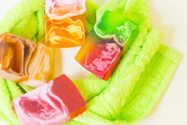 Spa konseptiyle yeşil banyo tuzu