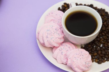 Açık mor renkli sweets ile kahve
