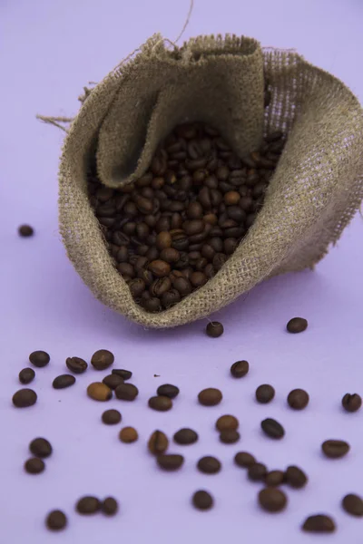 Caffè con dolci su sfondo viola chiaro — Foto Stock