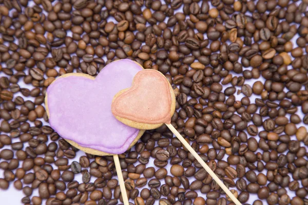 Koffie met zoetigheden op lichte paarse achtergrond — Stockfoto