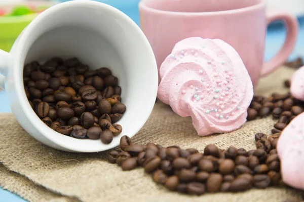 Kaffee mit Süßigkeiten auf blauem Holzgrund — Stockfoto