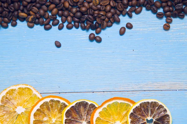 Koffie met zoetigheden op een blauwe houten achtergrond — Stockfoto