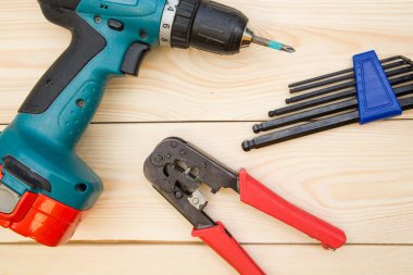 Hafif ahşap arka plan üzerinde onarım araçları