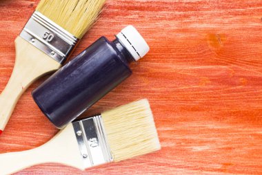 Ev yenileme kavramı, boya kutuları ve fırçalar