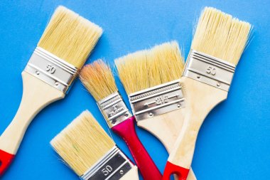Ev yenileme kavramı, boya kutuları ve fırçalar