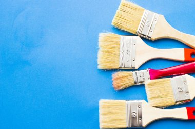 Ev yenileme kavramı, boya kutuları ve fırçalar