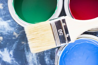 Ev yenileme kavramı, boya kutuları ve fırçalar