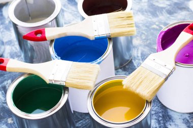 Ev yenileme kavramı, boya kutuları ve fırçalar