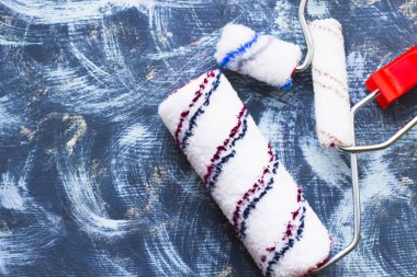 Ev yenileme kavramı, boya kutuları ve fırçalar