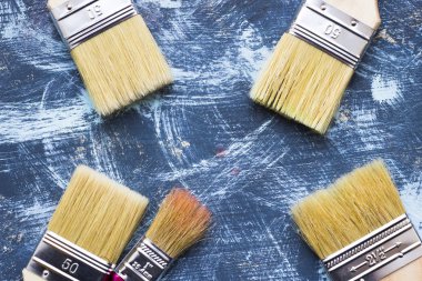 Ev yenileme kavramı, boya kutuları ve fırçalar