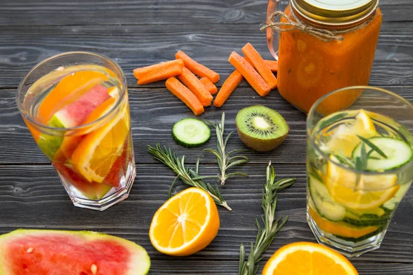 Smoothie mit frischem Obst und Gemüse — Stockfoto