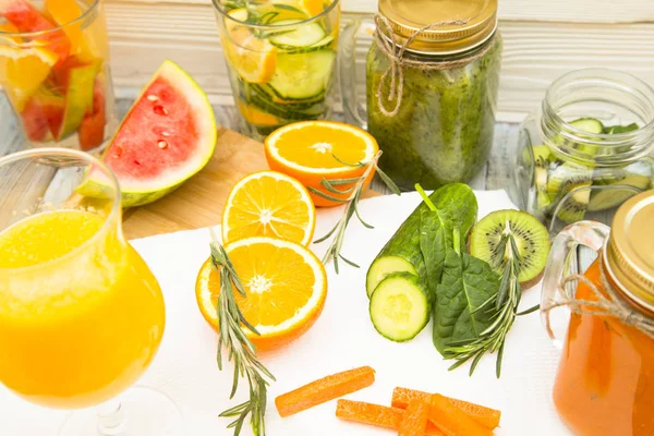 Fresh fruit and vegetable smoothie — Stock Photo, Image