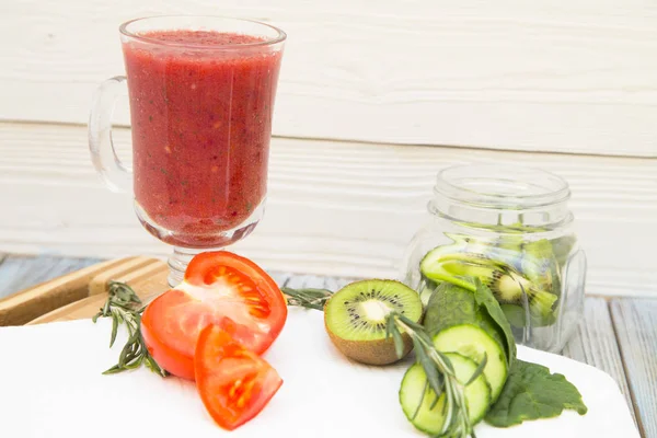 Batido de frutas y verduras frescas — Foto de Stock