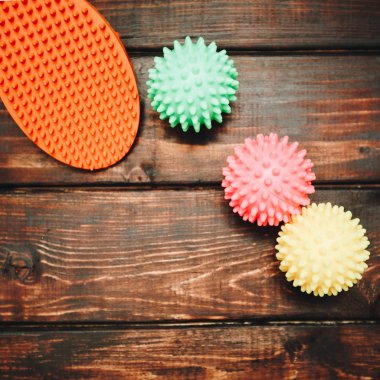 Evde beslenen hayvan kaygı kavramı koyu ahşap arka plan üzerinde