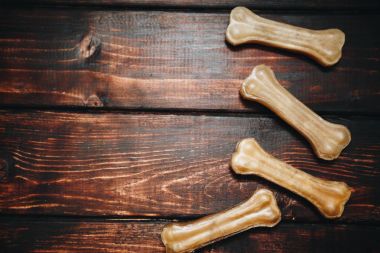 Evde beslenen hayvan kaygı kavramı koyu ahşap arka plan üzerinde