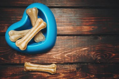 Evde beslenen hayvan kaygı kavramı koyu ahşap arka plan üzerinde