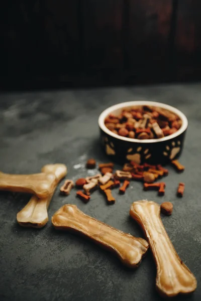 Comida seca para mascotas en bowl — Foto de Stock