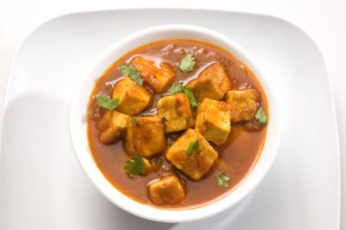 peynir pişmiş bezelye bir kremalı sos ile