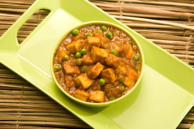 peynir pişmiş kremalı sos içinde Hint yemeği