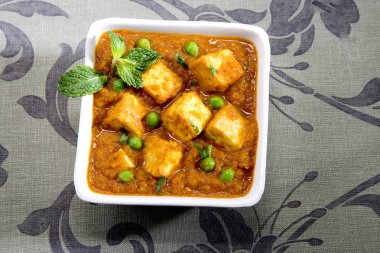 peynir pişmiş kremalı sos içinde Hint yemeği