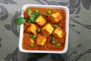 peynir pişmiş kremalı sos içinde Hint yemeği