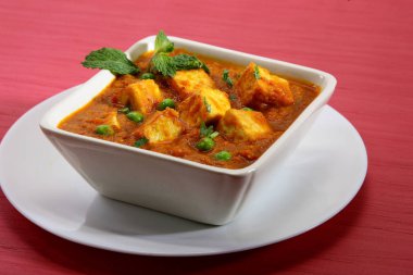 peynir pişmiş kremalı sos içinde Hint yemeği