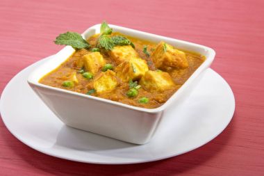 peynir pişmiş kremalı sos içinde Hint yemeği