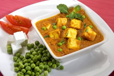 peynir pişmiş bezelye bir kremalı sos ile