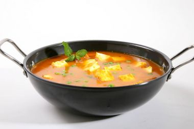 peynir pişmiş kremalı sos içinde Hint yemeği