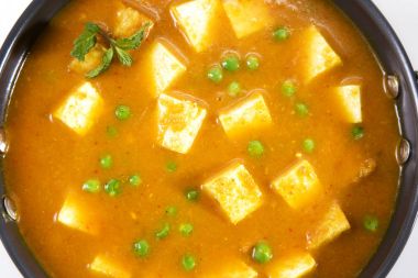 peynir pişmiş bezelye bir kremalı sos ile