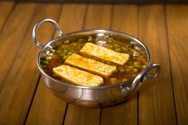 peynir pişmiş kremalı sos içinde Hint yemeği