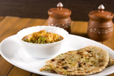 peynir pişmiş kremalı sos içinde Hint yemeği