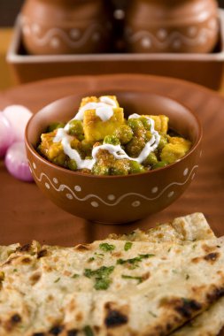 peynir pişmiş kremalı sos içinde Hint yemeği