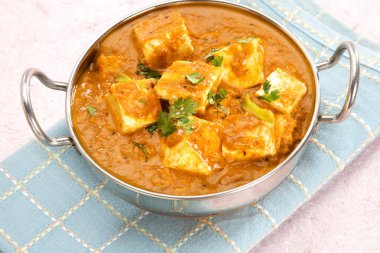 peynir pişmiş bezelye bir kremalı sos ile