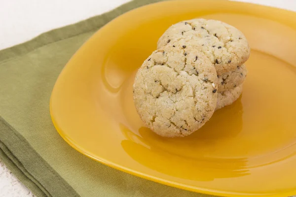 Käse mit Erbsen in cremiger Sauce gekocht — Stockfoto