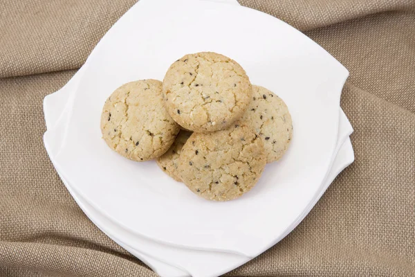 Käse mit Erbsen in cremiger Sauce gekocht — Stockfoto