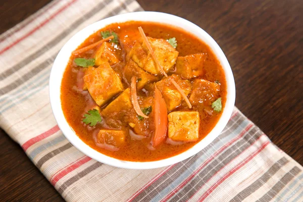 Sery gotowane w sosie, danie indyjskie — Zdjęcie stockowe